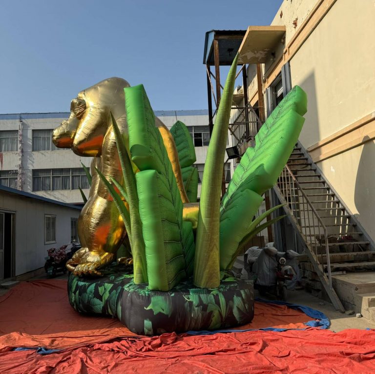 inflatable golden gorilla (3)